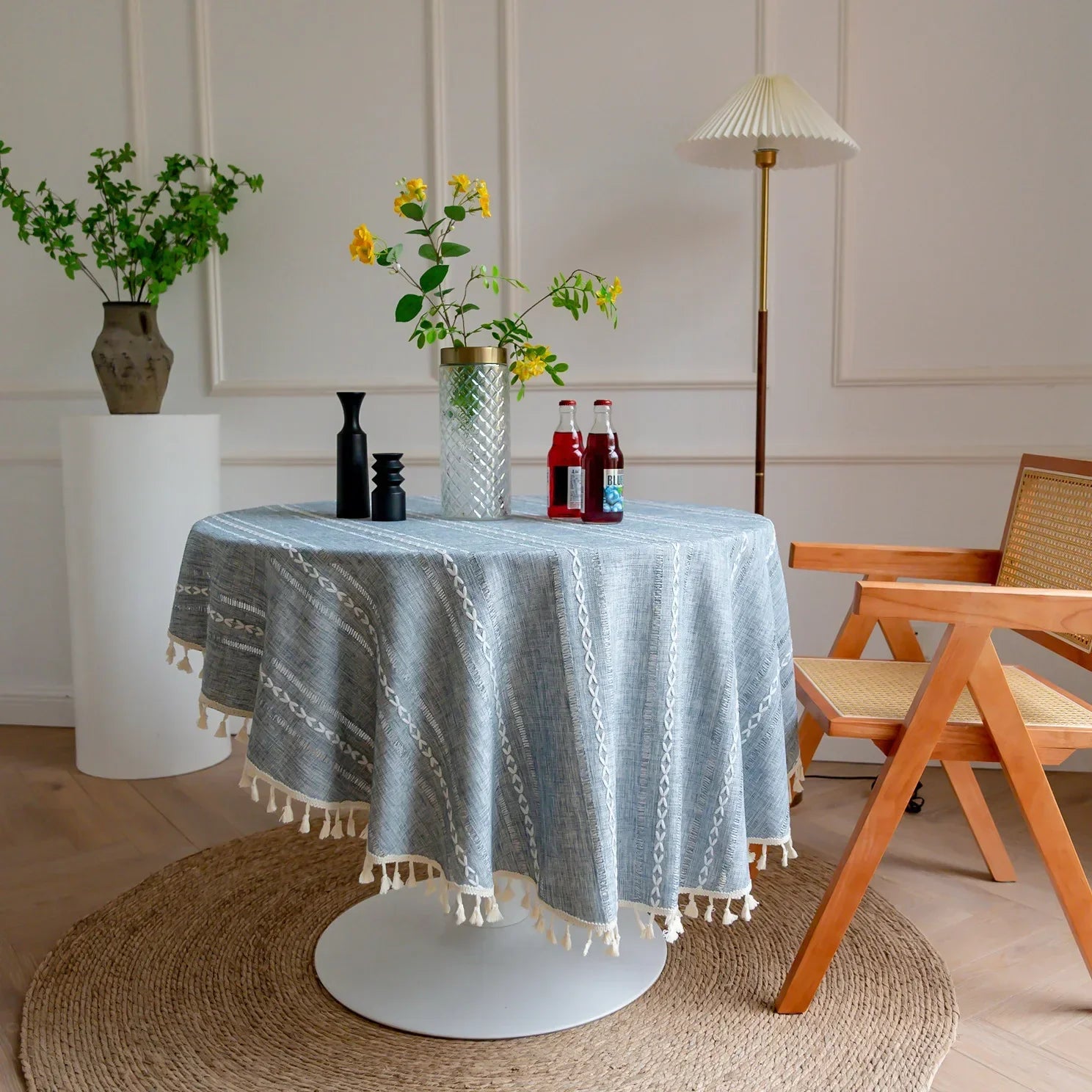 Toalha de Mesa Serra Clara™ em Linho de Algodão com Bordado Geométrico / O Encontro do Rústico com o Refinado