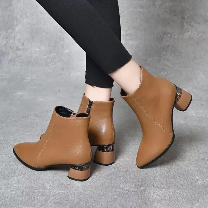 Botas Caroline™ em Couro Sustentável - A Mistura Perfeita Entre o Estilo Country e Urbano! - ModernLar