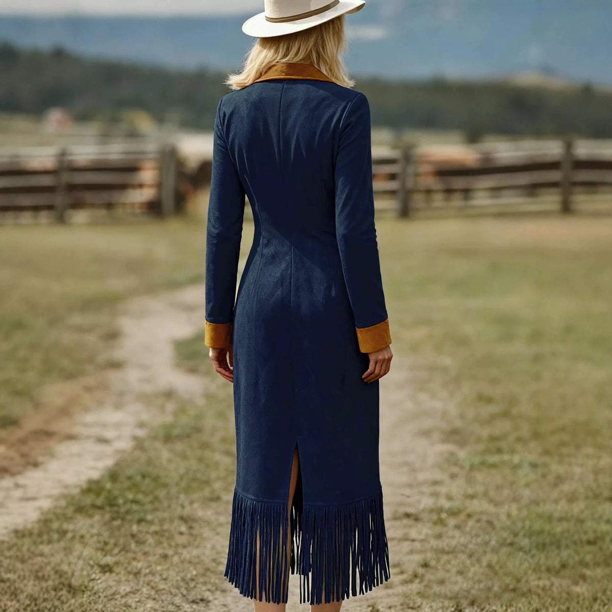 Vestido Modena™ em Acabamento Aveludado com Gola e Mangas Contrastantes, Zíper Frontal e Barra com Franjas
