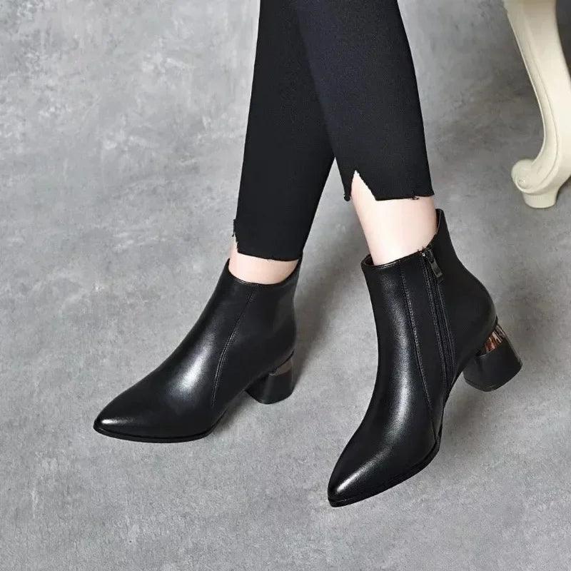 Botas Caroline™ em Couro Sustentável - A Mistura Perfeita Entre o Estilo Country e Urbano! - ModernLar