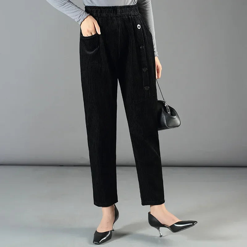 Calça Velvet™ em Veludo Forrado com Botões Decorativos / Aconchego e Estilo nos Dias Frios!