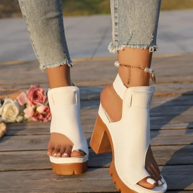 Sandália Savona™ com Salto Bloco, Meia-Pata e Tira no Tornozelo.