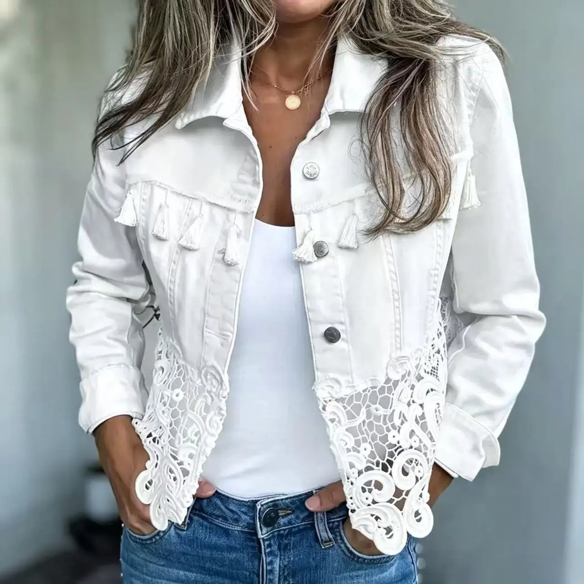 Jaqueta Jeans Caprielle™ com Renda Vazada na Barra e Detalhes de Tasséis no Busto / Romantismo e Personalidade em Uma Terceira Peça Marcante