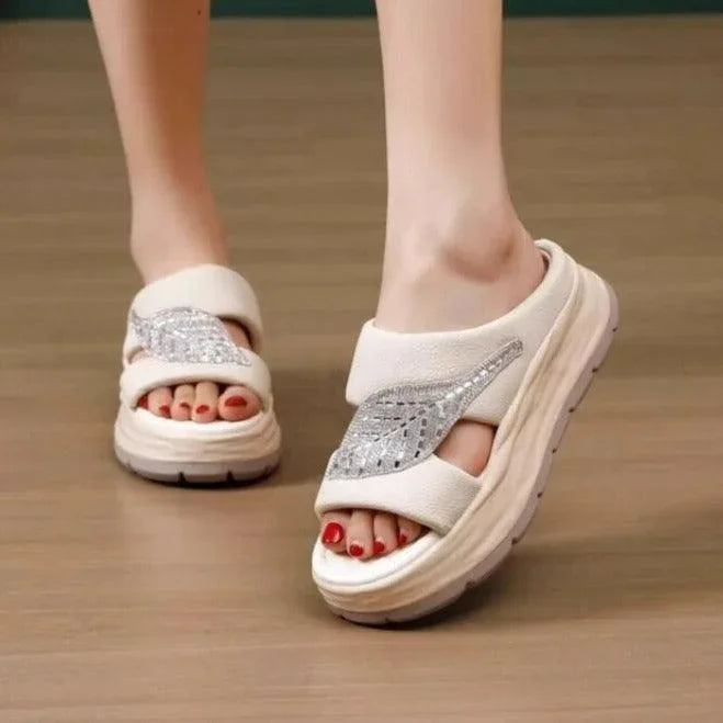 Sandália Stella™com Folha Brilhante em Strass e Plataforma de 6cm / Ganhe um Estojo de Manicure com 7 Peças! - ModernLar