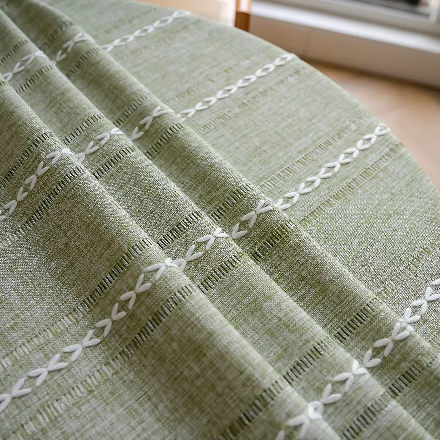 Toalha de Mesa Serra Clara™ em Linho de Algodão com Bordado Geométrico / O Encontro do Rústico com o Refinado