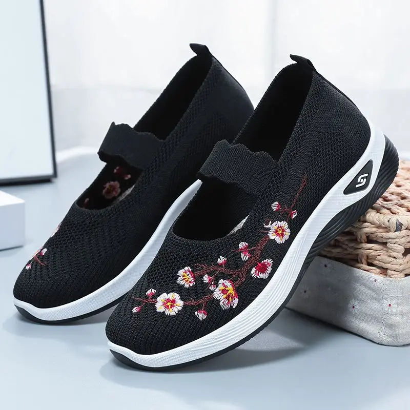 Tênis Mary Jane Rosalie™ com Malha Respirável e Detalhes Florais Bordados / Conforto Leve com Um Toque Feminino Que Faz Toda a Diferença