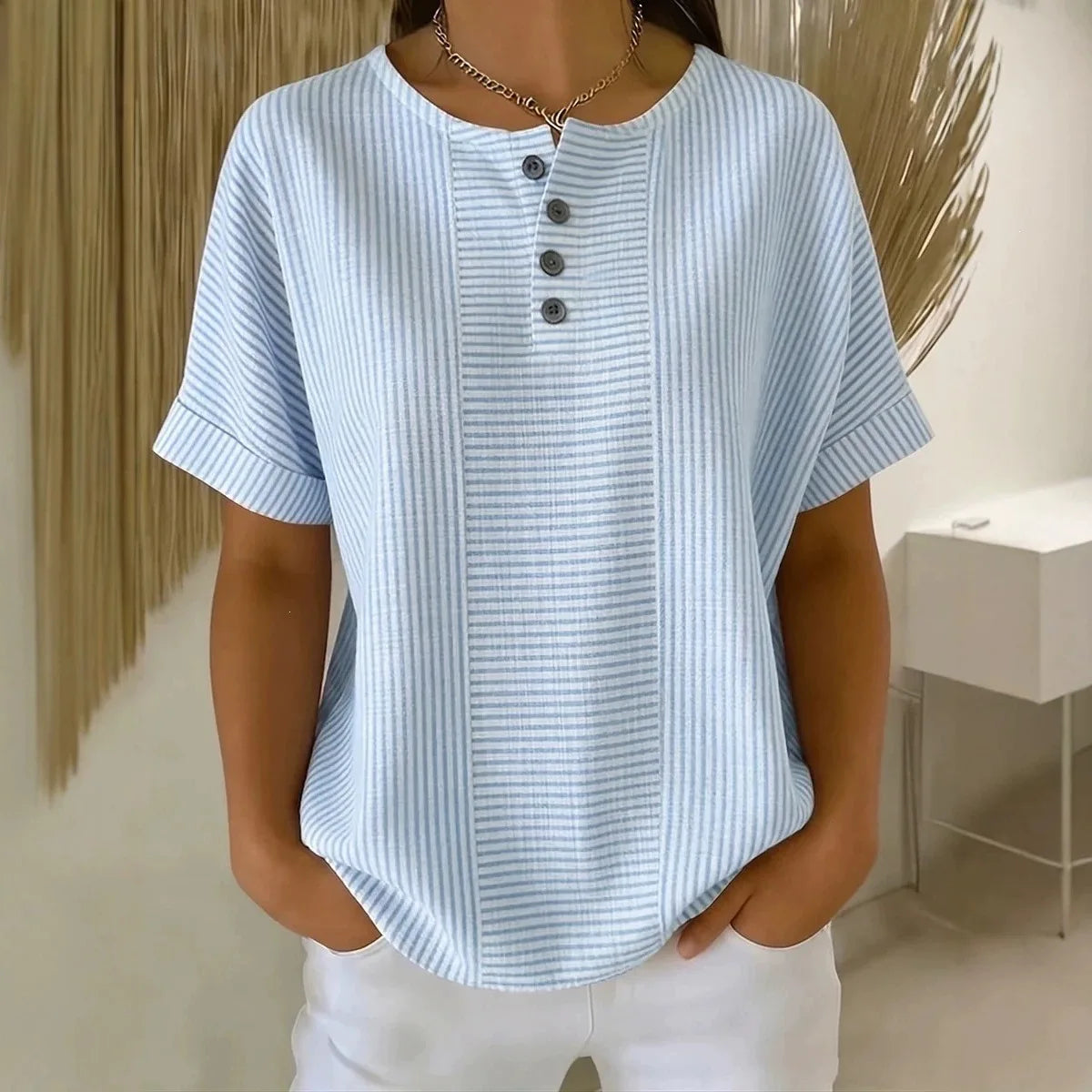 Camiseta Euddora™ Com Listras Delicadas e Botões Frontais