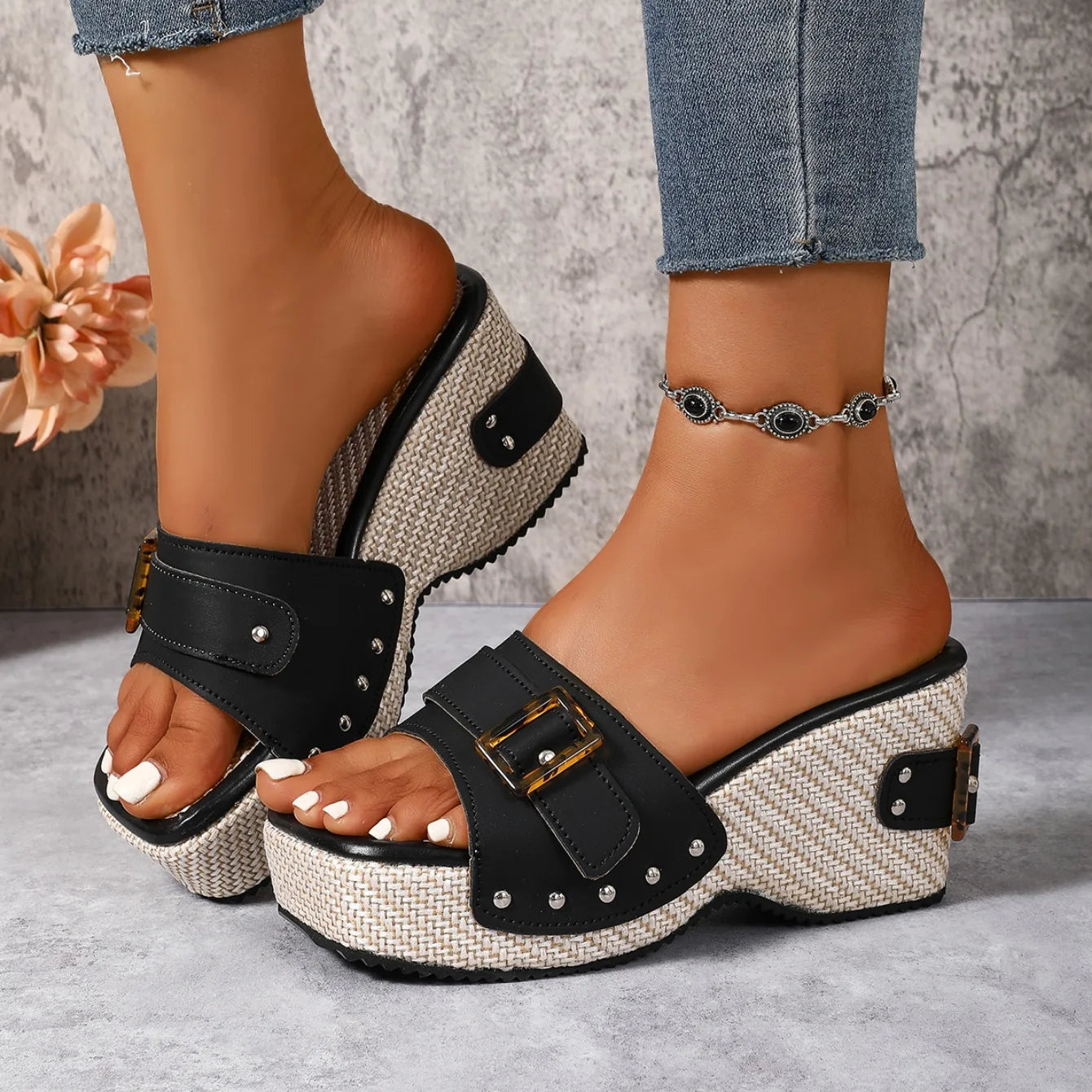 Sandália Scandall™ com Salto Bloco, Fivela Decorativa e Palmilha Antiderrapante / O Charme Mediterrâneo que Eleva Qualquer Produção!