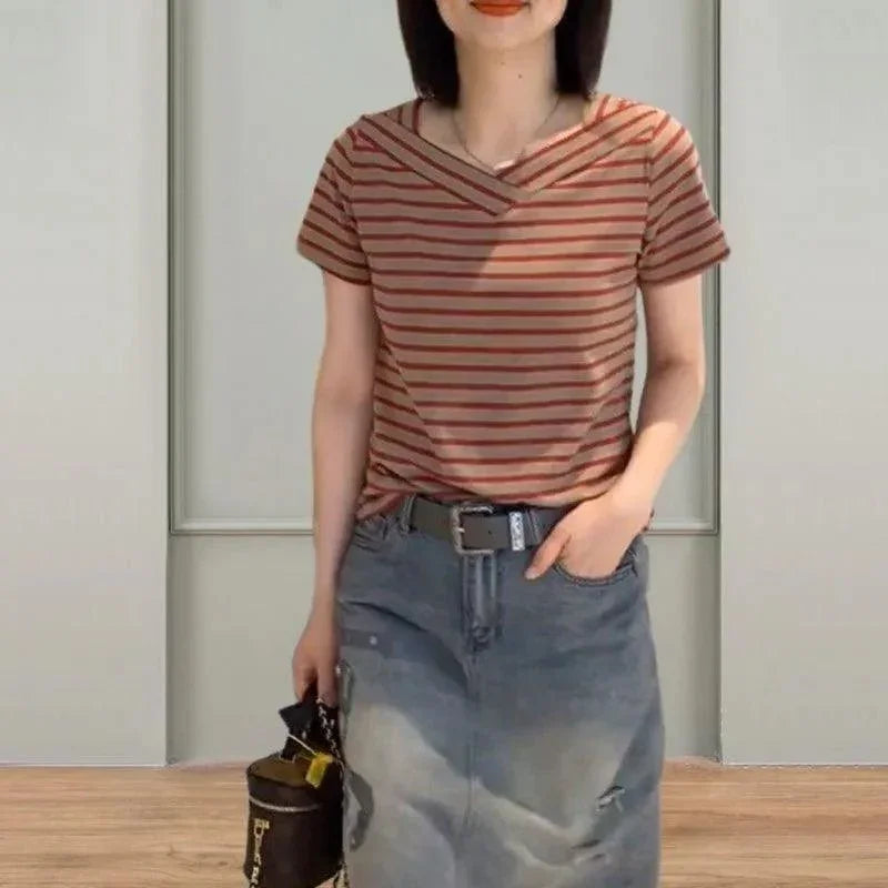 (Promoção: Compre 2, Leve 3) Blusinhas Mônaco™ com Gola em V Cruzada / Harmonia Visual em Listras para o Cotidiano Moderno! - ModernLar