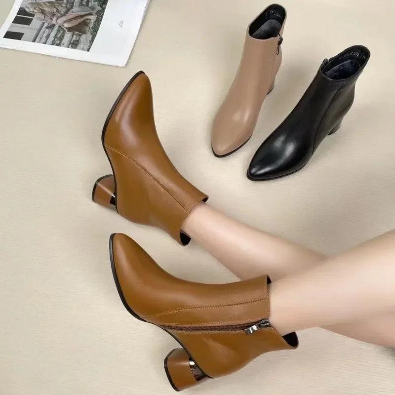 Botas Caroline™ em Couro Sustentável - A Mistura Perfeita Entre o Estilo Country e Urbano! - ModernLar