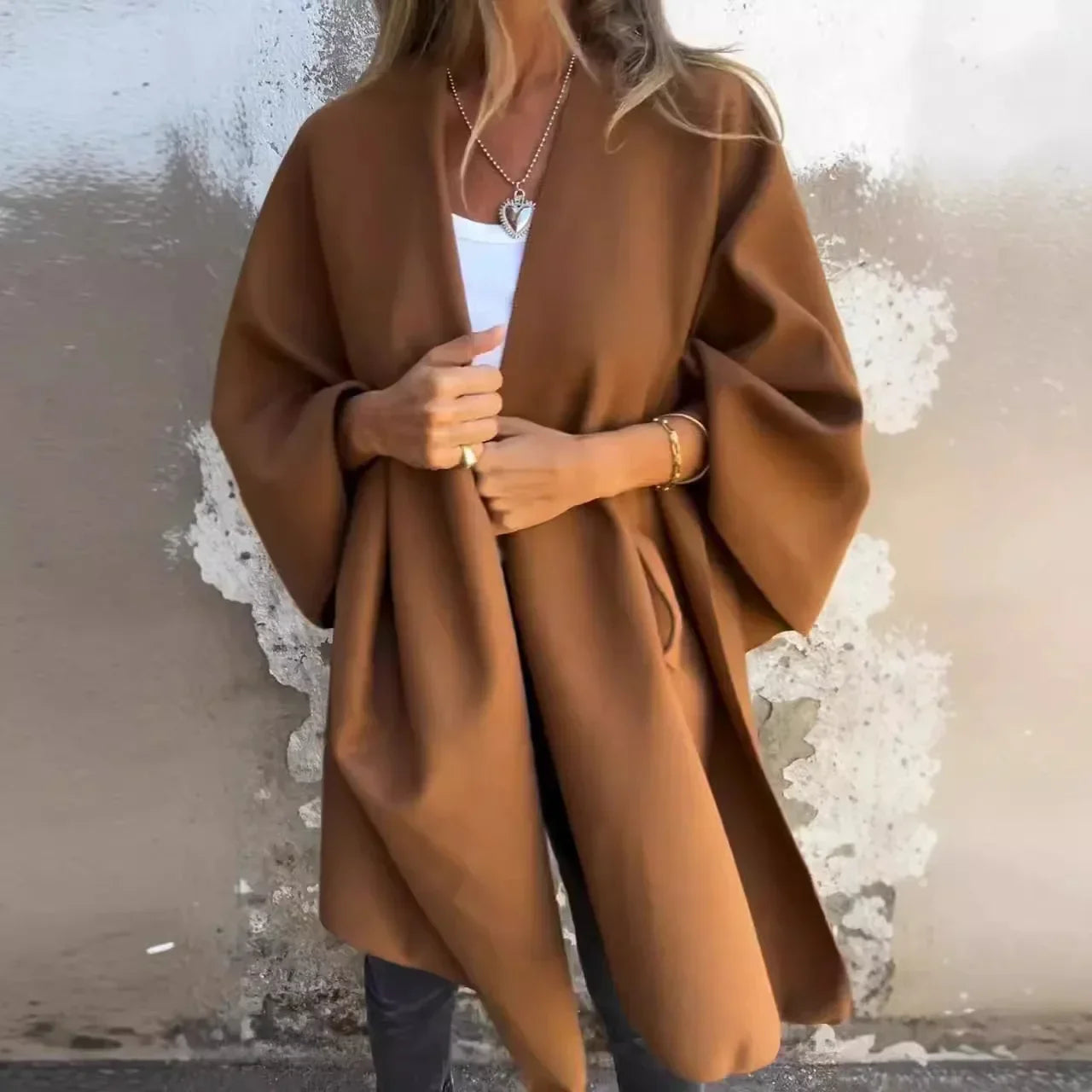 Casaco Santiago™ em Lã Premium com Design Poncho Minimalista / Uma Peça de Presença, Sofisticação e Elegância Atemporal!