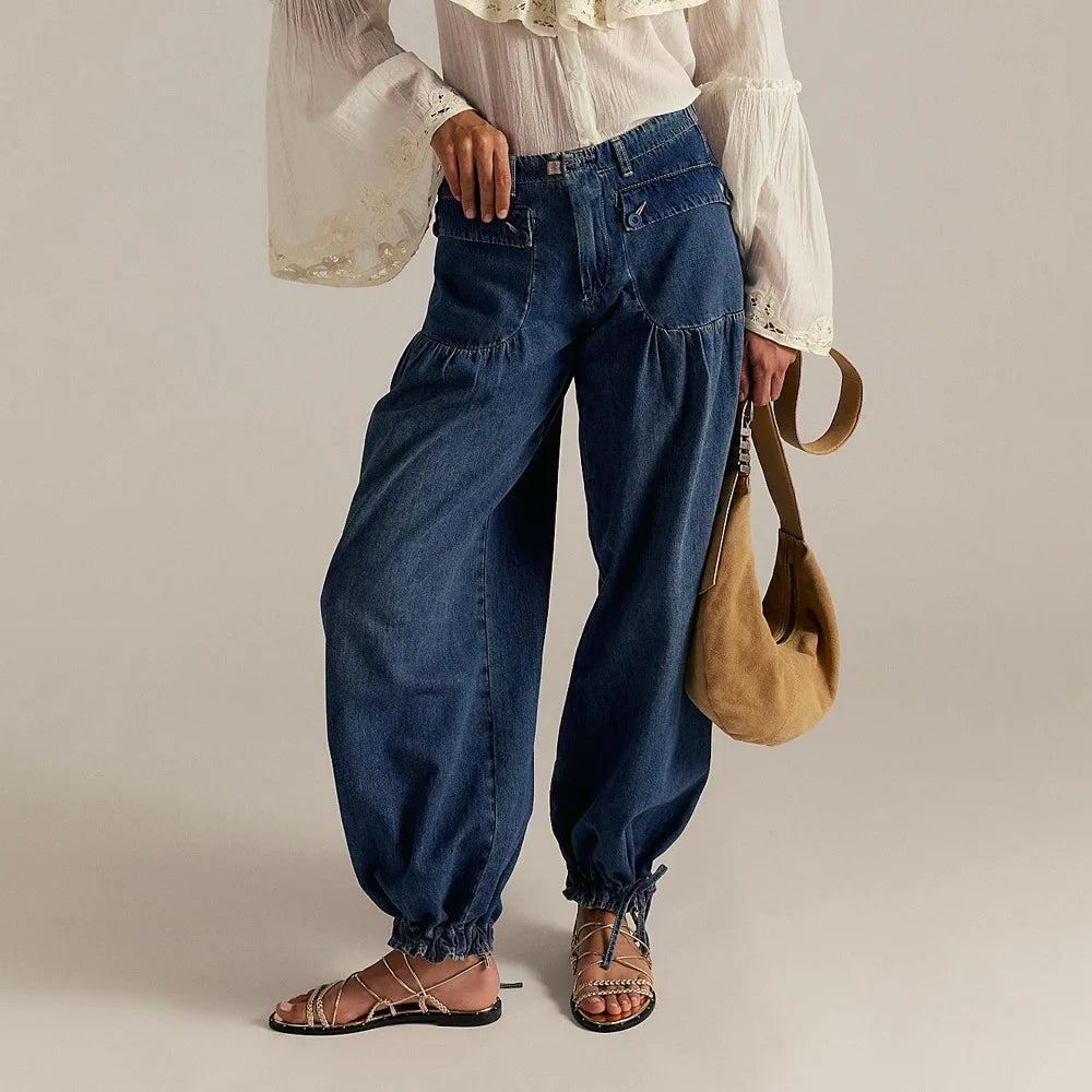 Calça Jeans Carmelie™ com Recortes Franzidos, bolsos frontais com aba e Barra Ajustada com Amarração