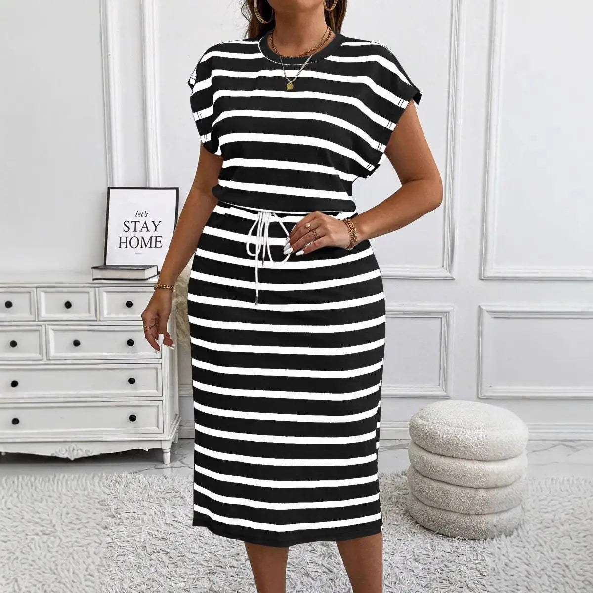 Vestido Almira™ com Estampa Listrada e Fenda Lateral Discreta.