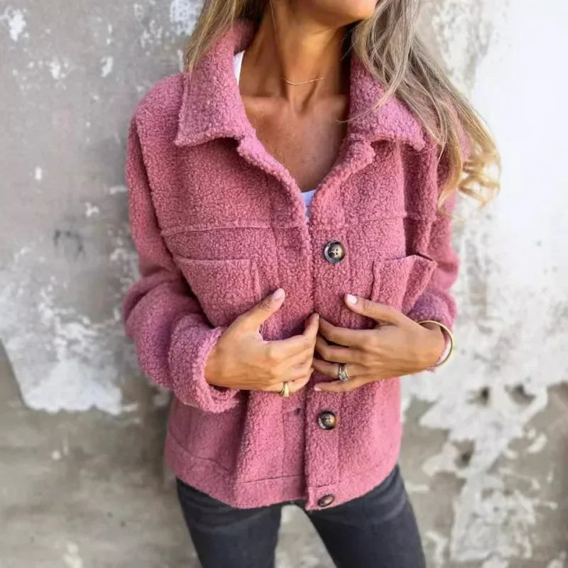 Jaqueta Teddy Louise™ em Sherpa com Botões Metalizados / Aconchego Despojado que Valoriza o Seu Estilo de Inverno!