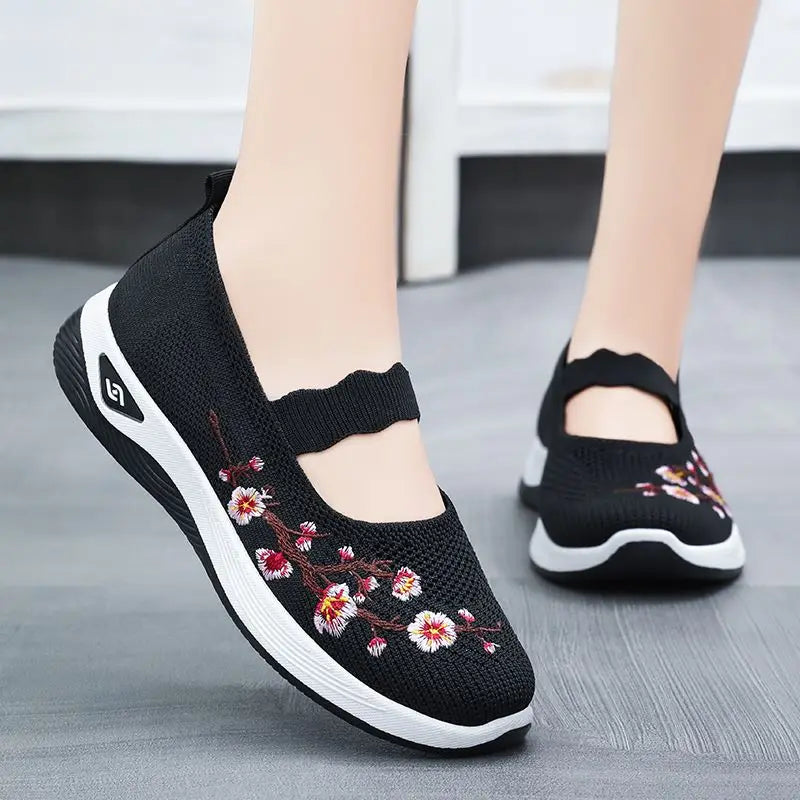 Tênis Mary Jane Rosalie™ com Malha Respirável e Detalhes Florais Bordados / Conforto Leve com Um Toque Feminino Que Faz Toda a Diferença