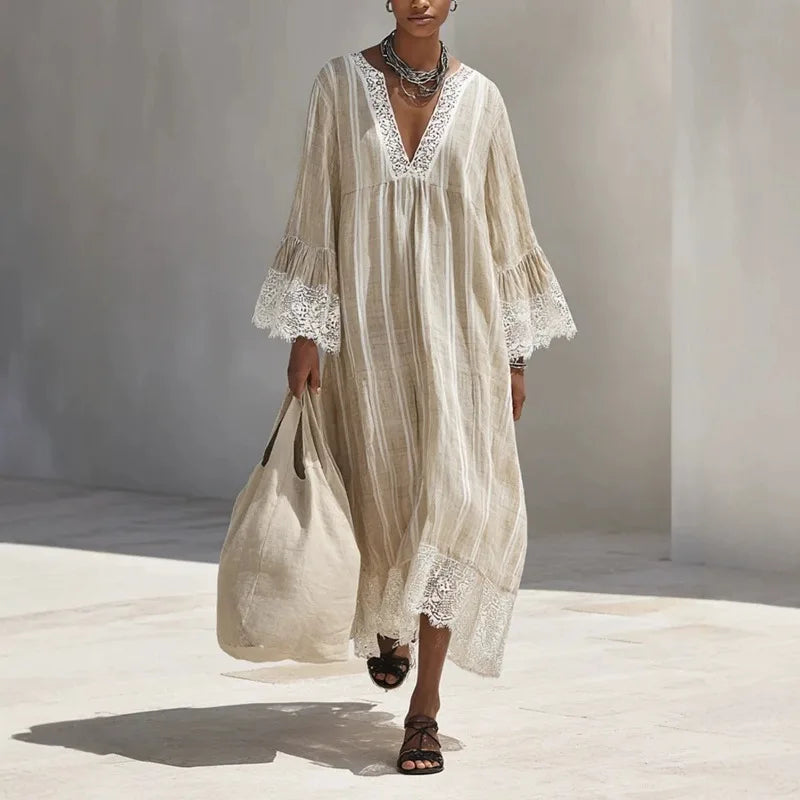 Vestido Lysandra™ com Listras Verticais Delicadas e Acabamento em Renda Contrastante / Detalhes Que Alongam o Visual e Trazem Mais Delicadeza