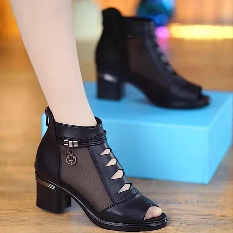 Sandálias Eveline™ com Salto Médio Bloco, Renda e Tiras Cruzadas / Sofisticação e Conforto para Todas as Ocasiões!