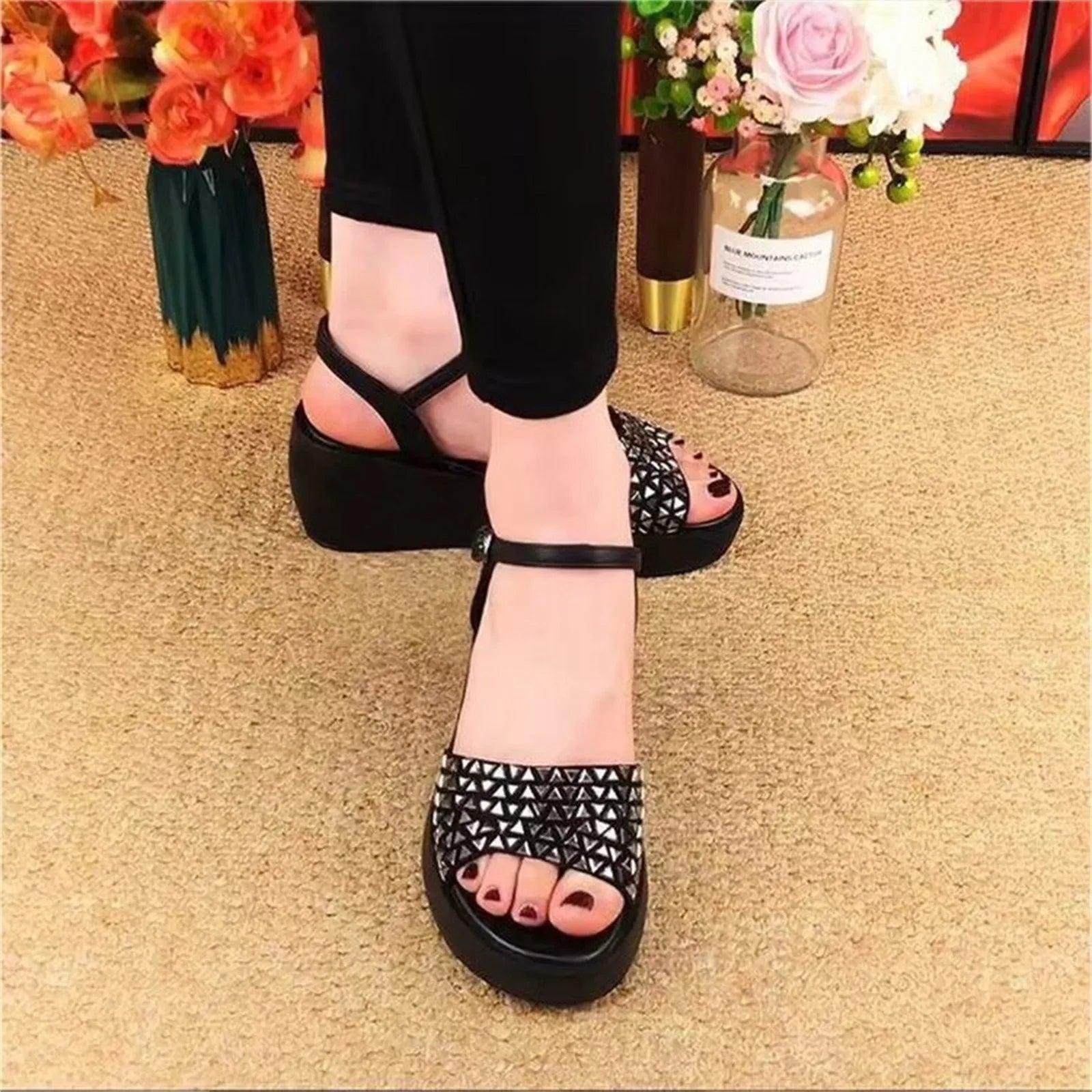 Sandálias Alessia™ com Design em Tiras Cruzadas e Acabamento com Pedras / Conforto e Estilo para Todas as Ocasiões!