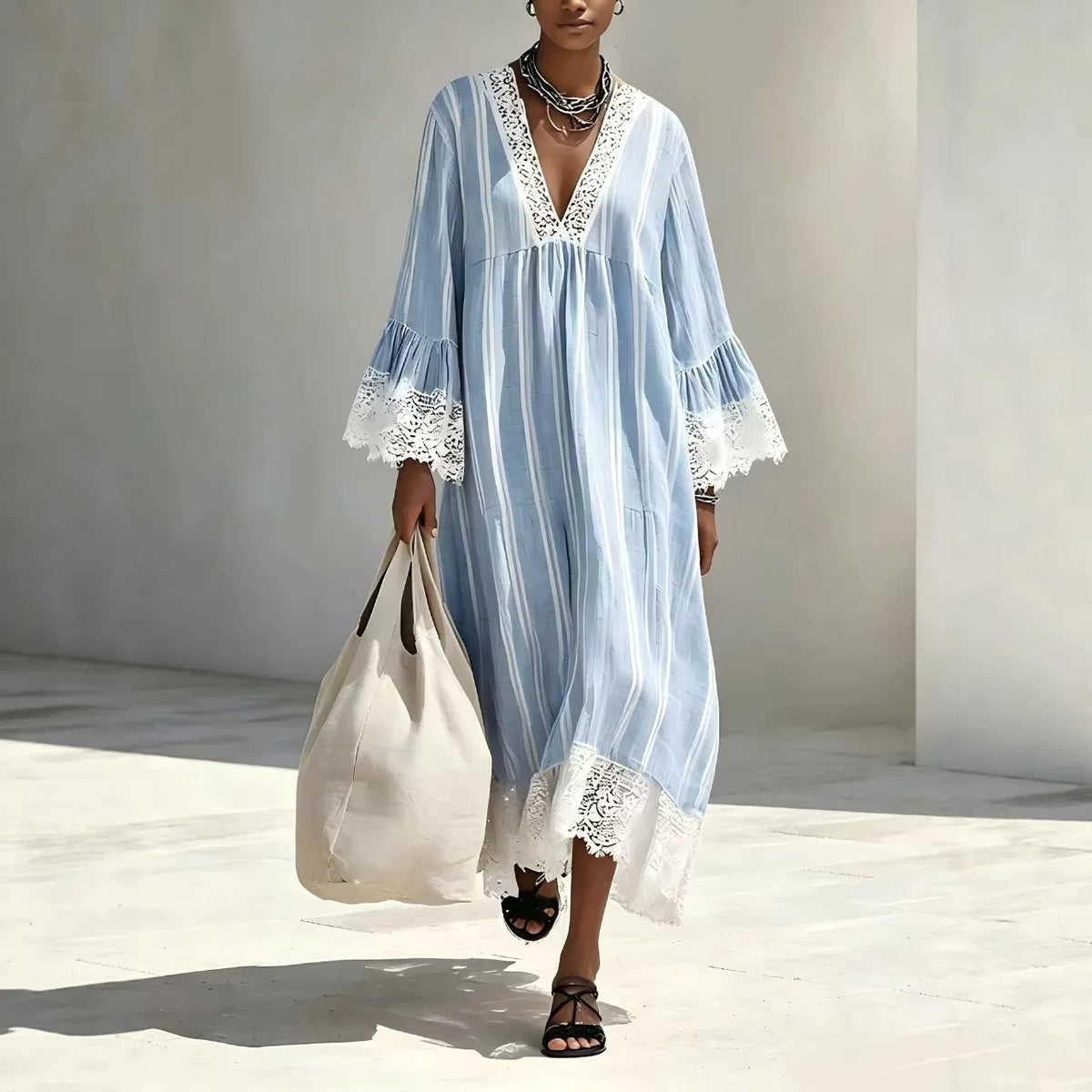 Vestido Lysandra™ com Listras Verticais Delicadas e Acabamento em Renda Contrastante / Detalhes Que Alongam o Visual e Trazem Mais Delicadeza