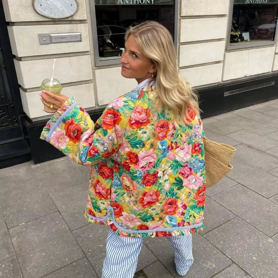 Casaco Amsterdam™ com estampado floral premium e textura acolchoada / A peça indispensável para um estilo descontraído!