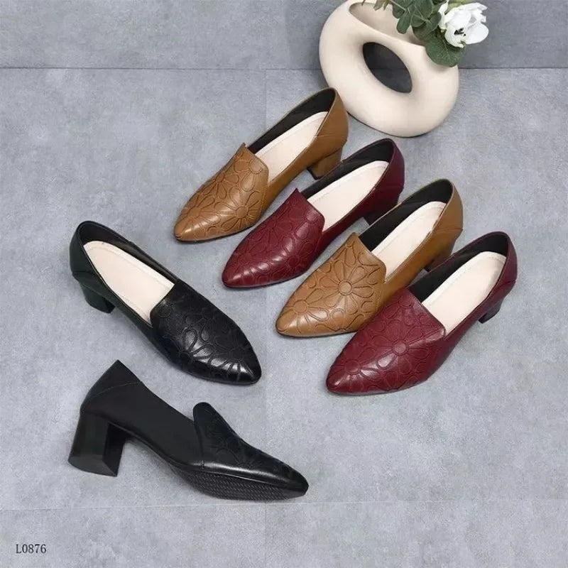 Sapato Dona Lina™ em Couro com Bico Fino e Textura Floral / Um Clássico Moderno para Mulheres de Presença forte e Estilo Inconfundível.