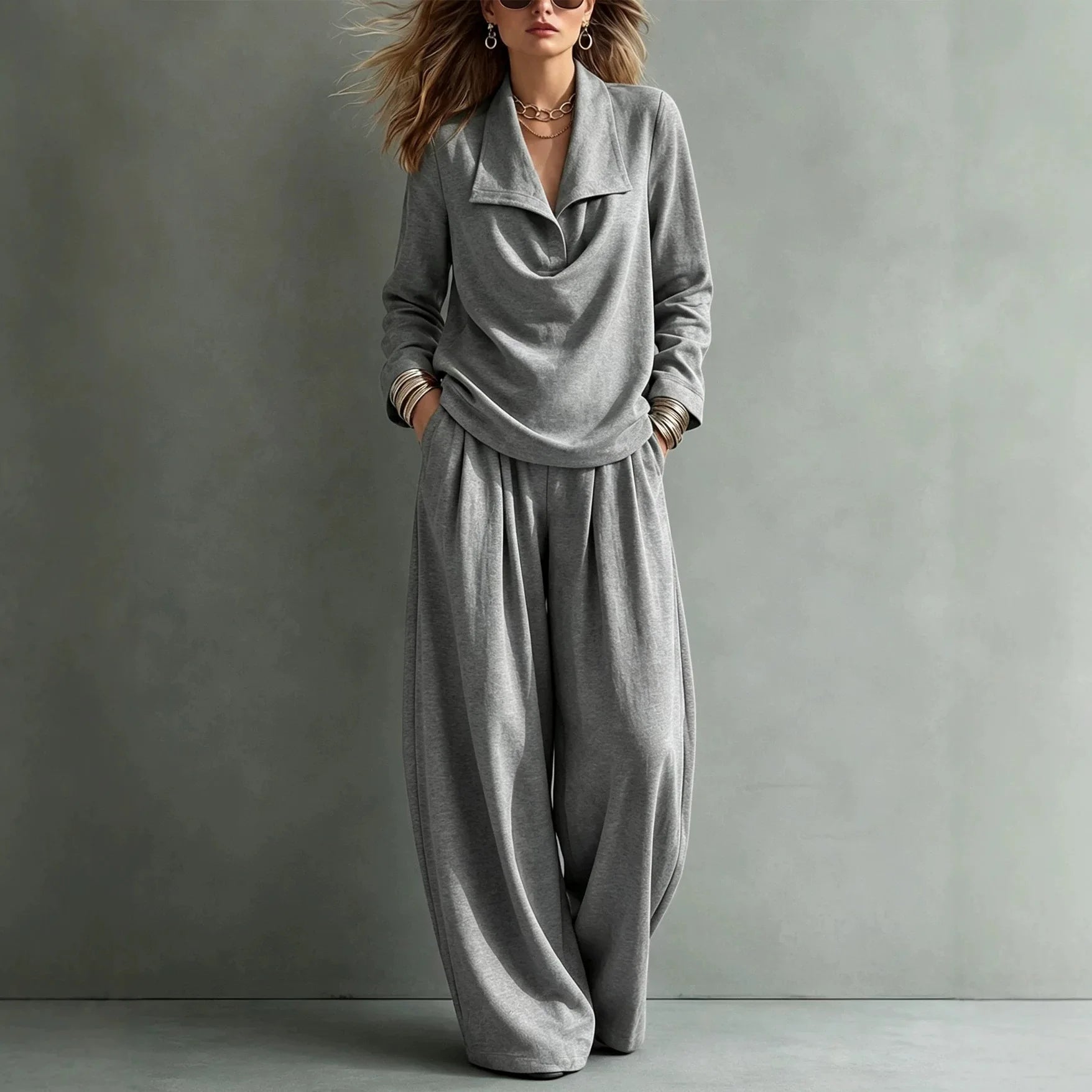 Conjunto Santorini™ com Blusa de Gola Ampla e Calça de Caimento Fluido / Do Dia à Noite com uma Composição Leve e Refinada.