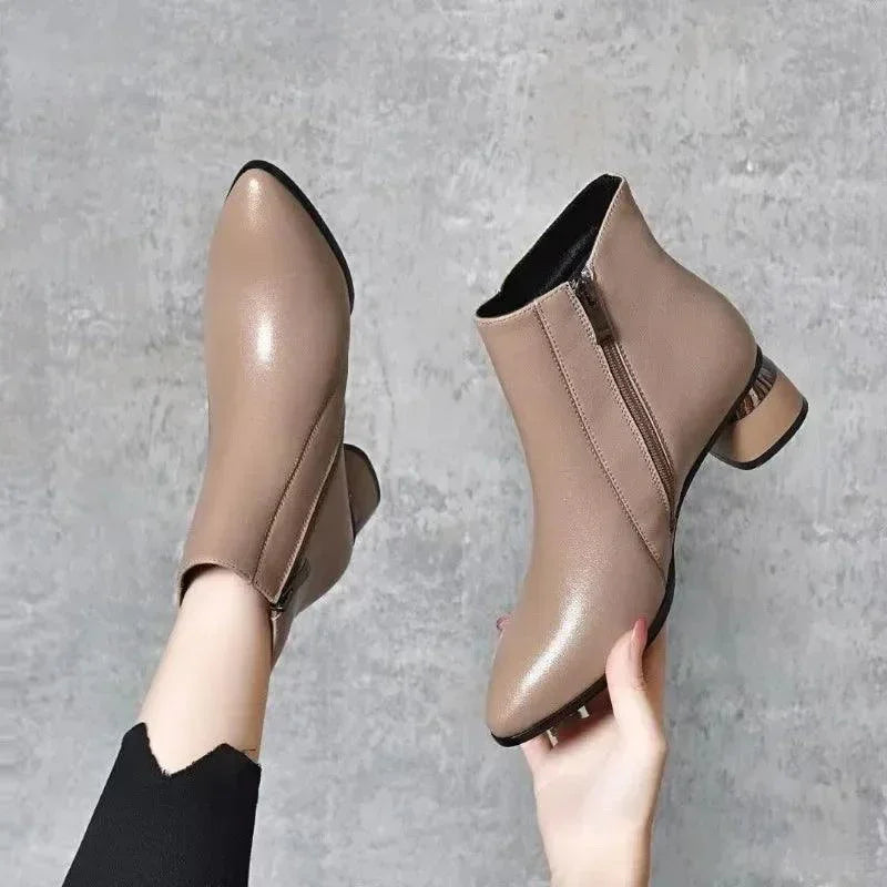 Botas Caroline™ em Couro Sustentável - A Mistura Perfeita Entre o Estilo Country e Urbano! - ModernLar