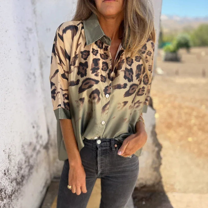 Camisa Jungle™ em Cetim com Animal Print Degradê / Para Mulheres que Impõem Estilo com Leveza!
