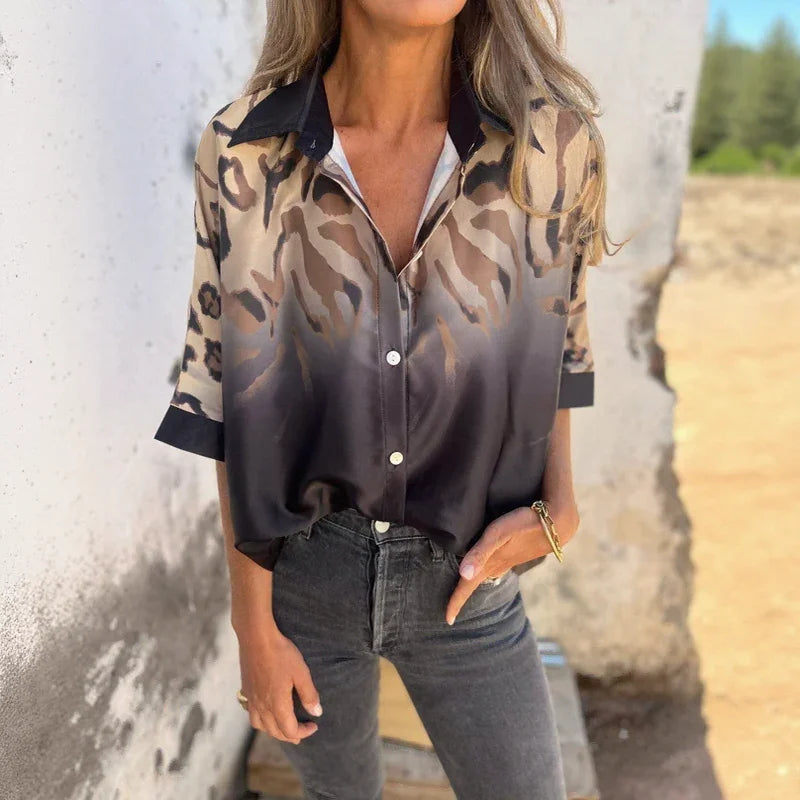 Camisa Jungle™ em Cetim com Animal Print Degradê / Para Mulheres que Impõem Estilo com Leveza!