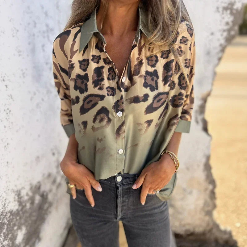 Camisa Jungle™ em Cetim com Animal Print Degradê / Para Mulheres que Impõem Estilo com Leveza!
