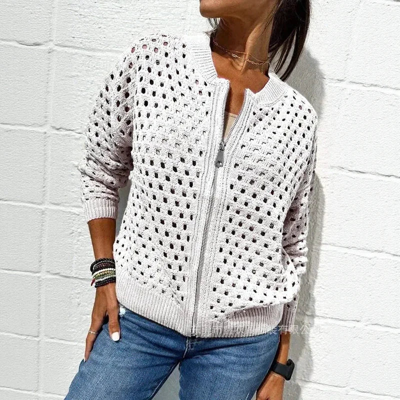 Jaqueta Ana Bella™ em Tricô Vazado com Zíper Frontal / O Toque Suave de Quem Vive com Leveza!