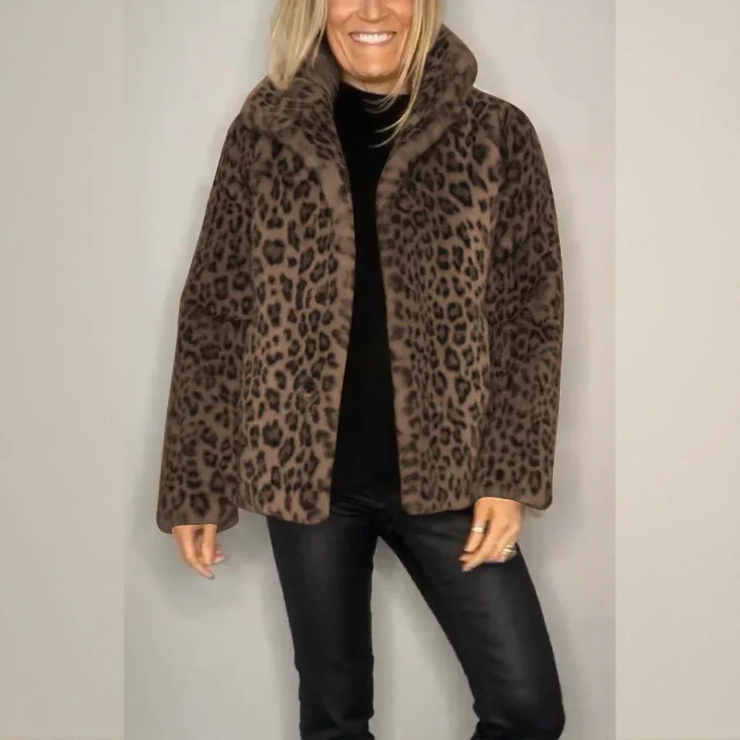 Casaco Pantera Luxe™ em Pele Peluciada com Estampa Selvagem / O Lado Ousado da Elegância Feminina!