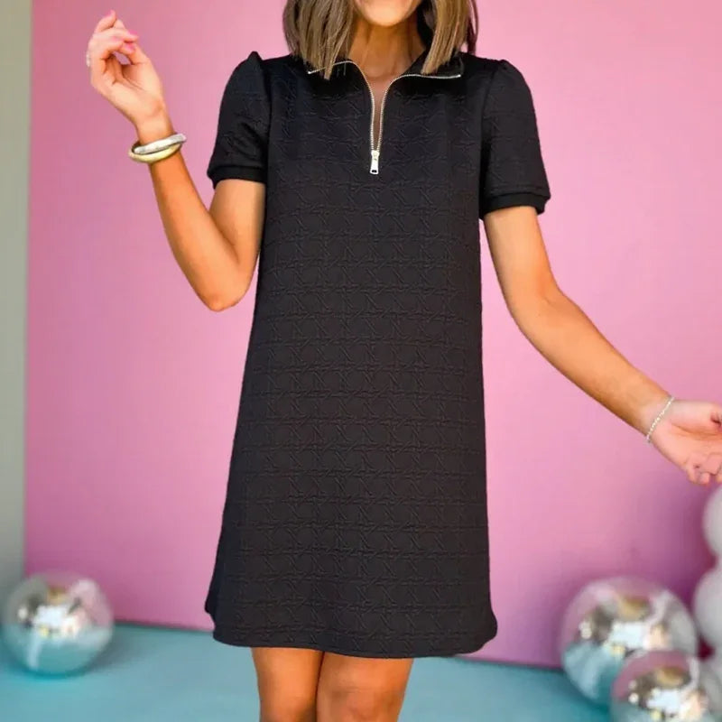 Vestido Lisiane™ com Textura em Relevo e Gola Polo Sofisticada / Estilo Moderno com Feminilidade Brasileira!