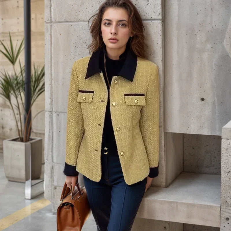 Casaco Dama Royale™ em Bouclé Texturizado com Botões Dourados / Um Ícone Atemporal da Moda Refinada!