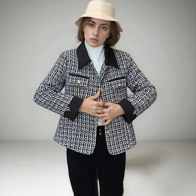 Casaco Dama Royale™ em Bouclé Texturizado com Botões Dourados / Um Ícone Atemporal da Moda Refinada!