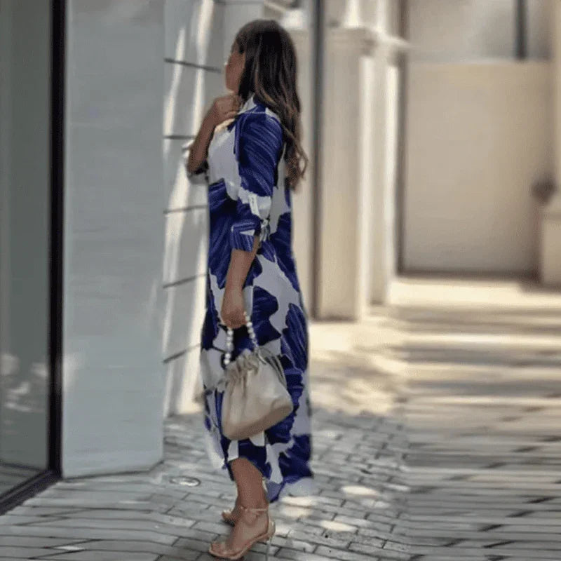 Vestido Letícia™ com Estampa Pincelada Azul e Modelagem Chemise Longa / Arte, Leveza e Sofisticação em Uma Só Peça!