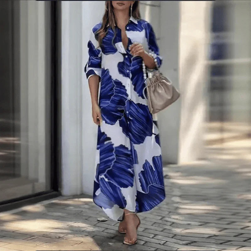 Vestido Letícia™ com Estampa Pincelada Azul e Modelagem Chemise Longa / Arte, Leveza e Sofisticação em Uma Só Peça!