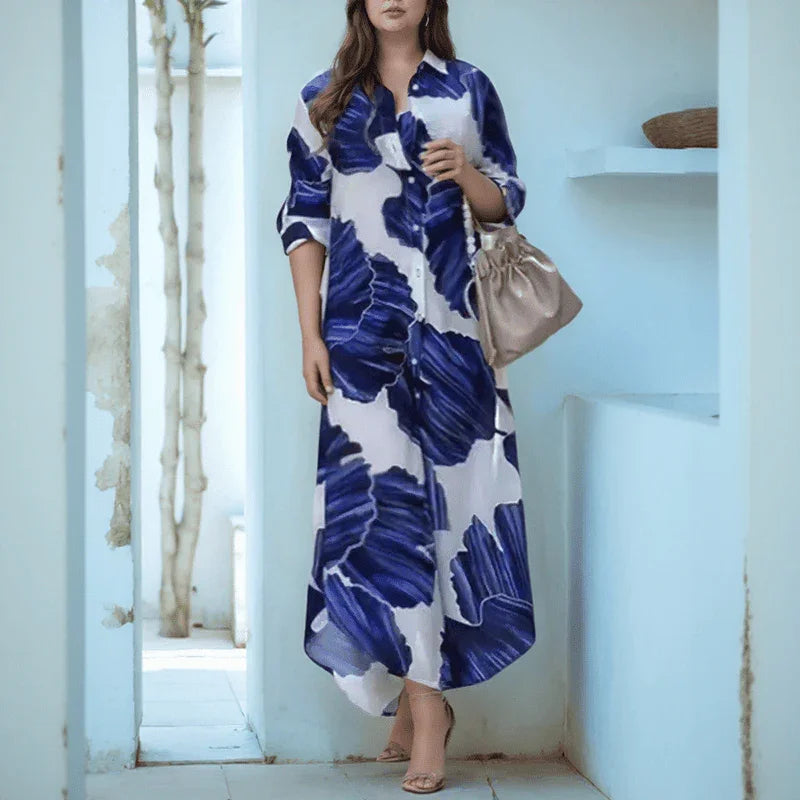 Vestido Letícia™ com Estampa Pincelada Azul e Modelagem Chemise Longa / Arte, Leveza e Sofisticação em Uma Só Peça!