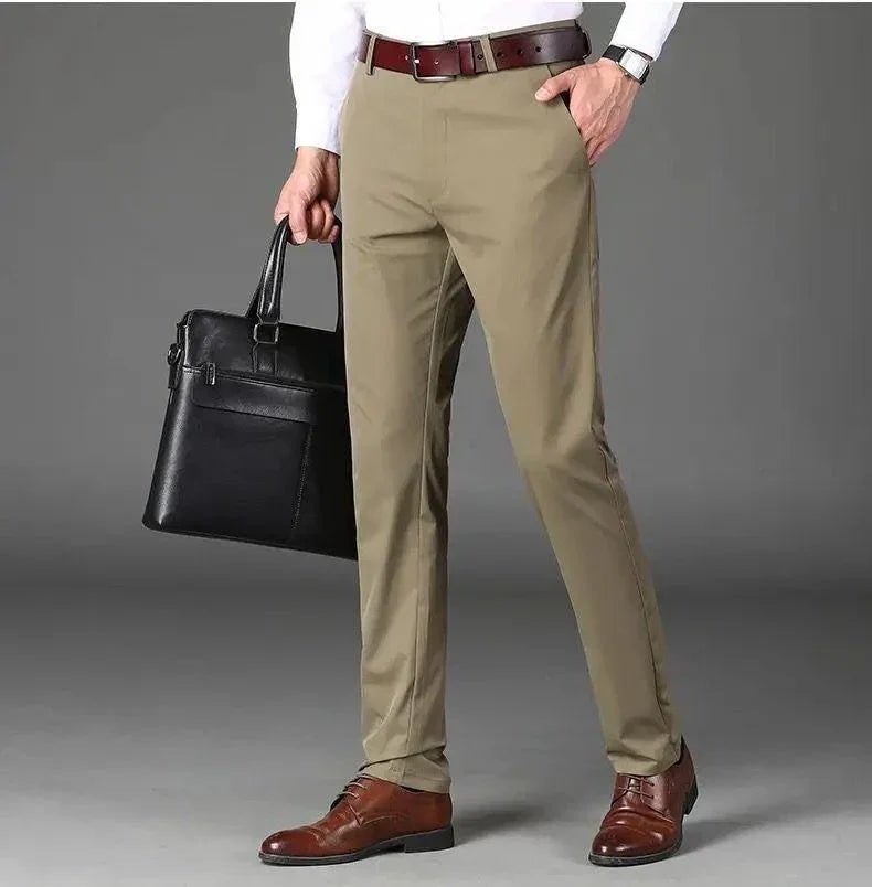 Calça de Alfaiataria Bariloche em Seda Gelo - Conheça o Futuro da Elegância e do Conforto Masculino - ModernLar