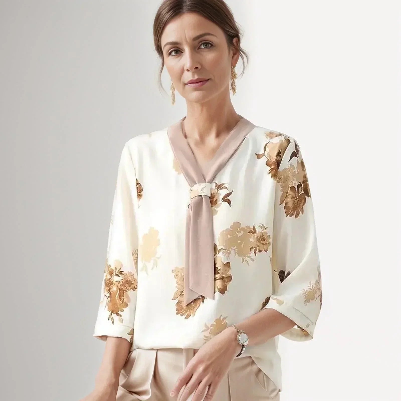 Blusinha Joana d'Arc™ com Gola Aeromoça / Seda Gelo com Elastano para Elegância e Conforto!