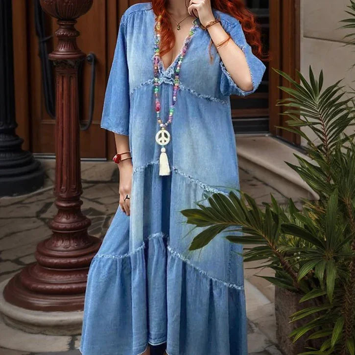 Vestido Boheme™ em Denim Leve com Babados e Barra Desfiada / A Essência do Estilo Livre em Cada Movimento!