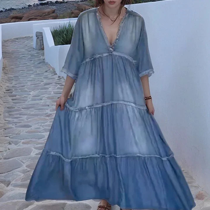 Vestido Boheme™ em Denim Leve com Babados e Barra Desfiada / A Essência do Estilo Livre em Cada Movimento!