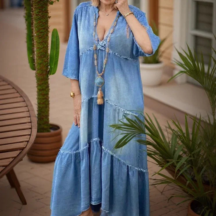 Vestido Boheme™ em Denim Leve com Babados e Barra Desfiada / A Essência do Estilo Livre em Cada Movimento!