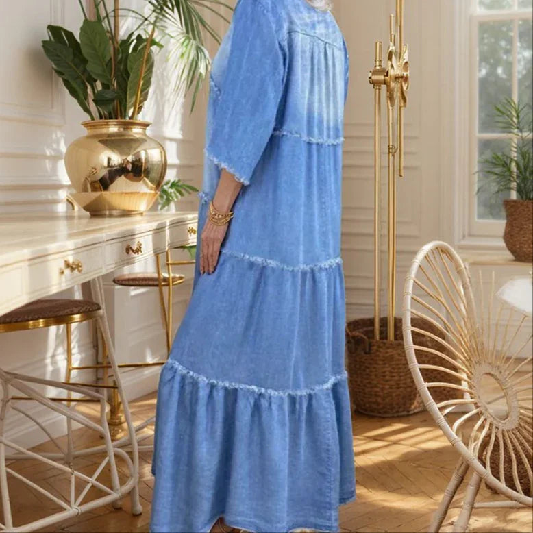 Vestido Boheme™ em Denim Leve com Babados e Barra Desfiada / A Essência do Estilo Livre em Cada Movimento!