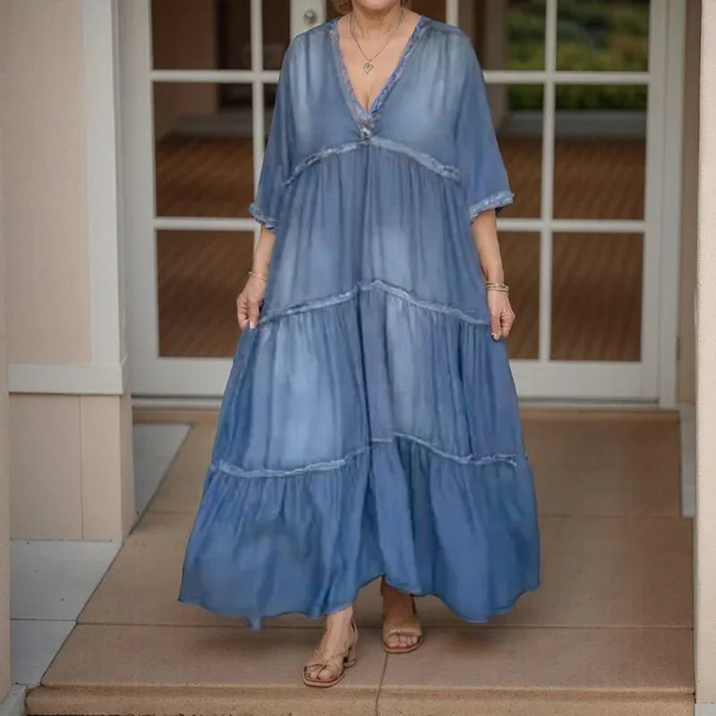 Vestido Boheme™ em Denim Leve com Babados e Barra Desfiada / A Essência do Estilo Livre em Cada Movimento!