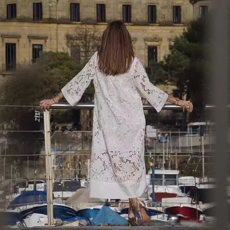 Vestido Miguelita™ em Renda Floral Vazado com Estilo Minimalista / Elegância Atemporal para Momentos Sofisticados!