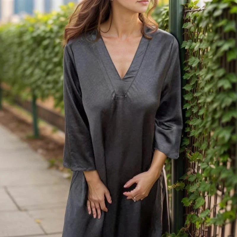Vestido Dominique™ em Viscose Acetinada com Gola V Estruturada / Sofisticação Minimalista com Toques de Elegância Atemporal!