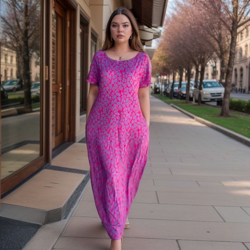 Vestido Aurora Riviera™ com Estampa Animal Print e Strass na Gola / Para Mulheres que Irradiam Estilo e Glamour!