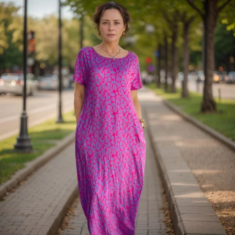 Vestido Aurora Riviera™ com Estampa Animal Print e Strass na Gola / Para Mulheres que Irradiam Estilo e Glamour!
