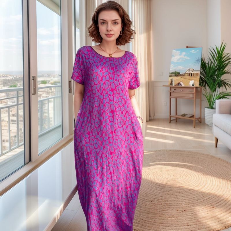Vestido Aurora Riviera™ com Estampa Animal Print e Strass na Gola / Para Mulheres que Irradiam Estilo e Glamour!